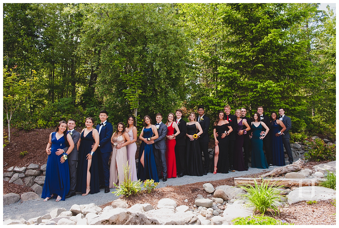 Outdoor senior prom portraits with entire group photographed by Tacoma senior photographer Amanda Howse
