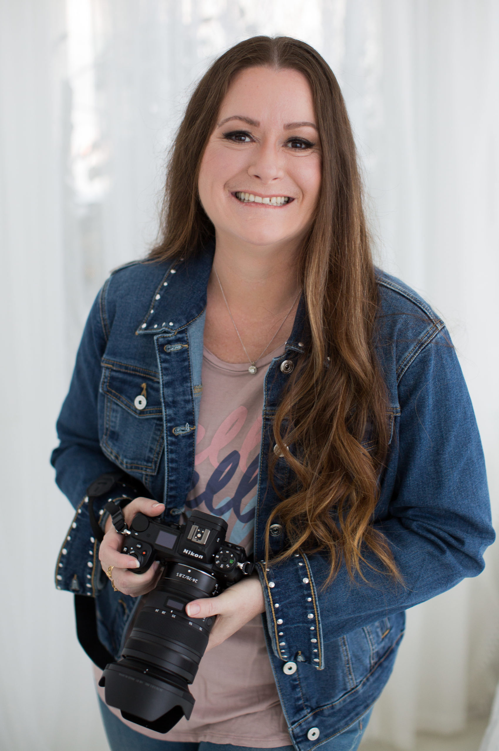 Senior Portrait Photographer in Her Studio | Behind the Scenes with Amanda Howse Photography in Tacoma